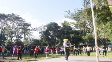 Senam Bersama di Lapangan SMKN Kalibaru Masyarakatkan Olahraga dan Tingkatkan Silaturahmi Antar Instansi